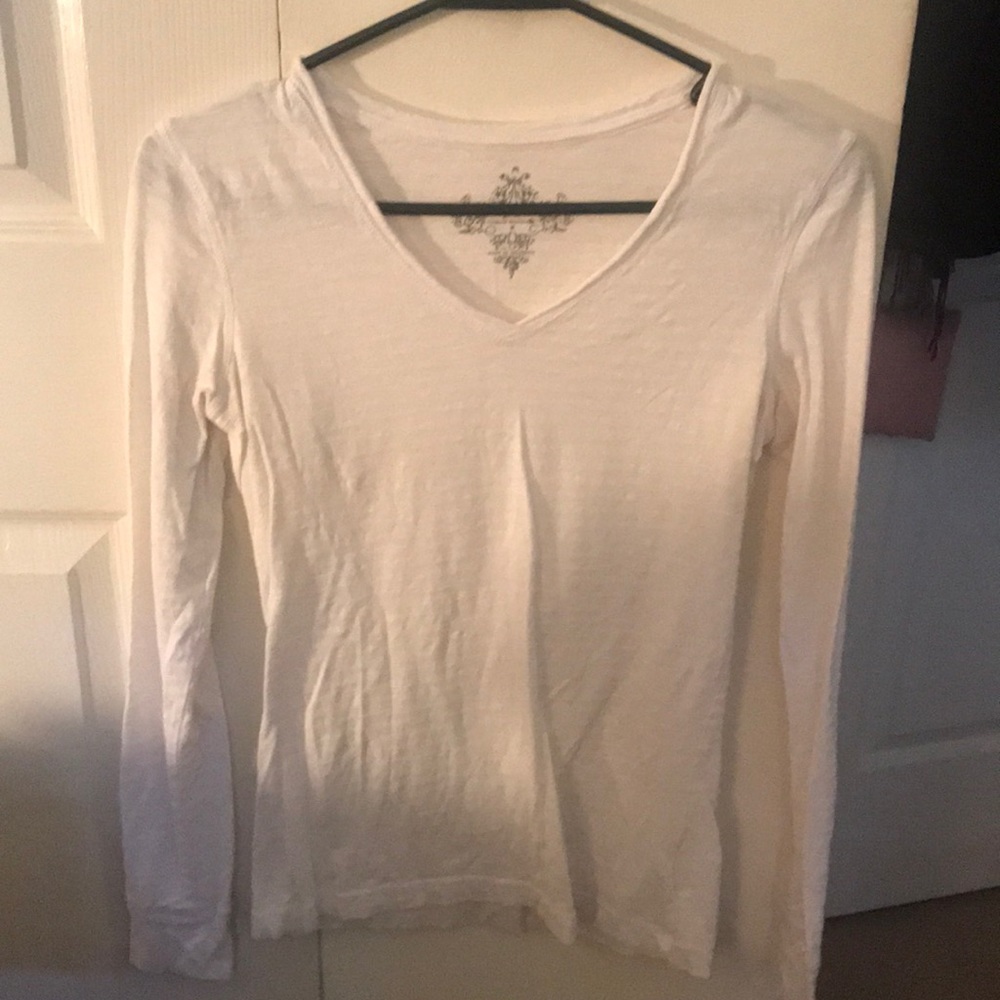 V-neck long sleeve shirt. Size M